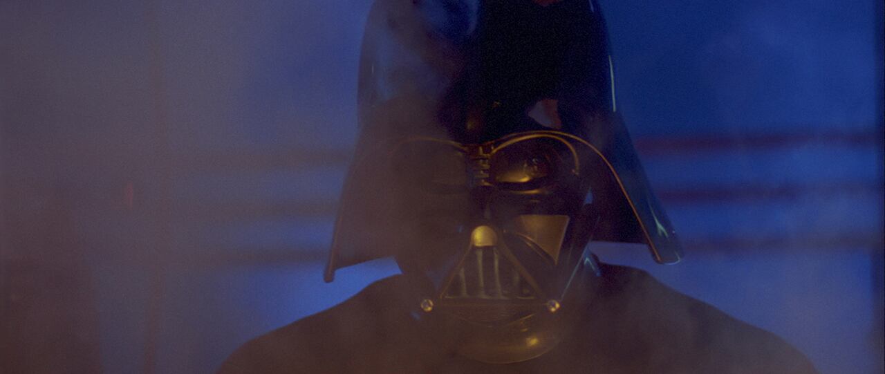 En la película, Darth Vader busca incesantemente a Luke Skywalker y tras una dura batalla le revela que es su padre.