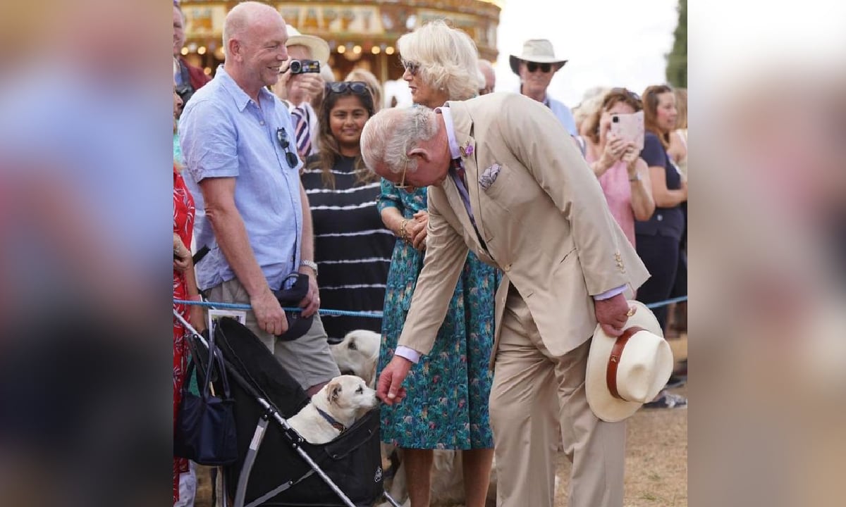 Mario Hernández revela foto de Carlos III luciendo uno de sus sombreros.