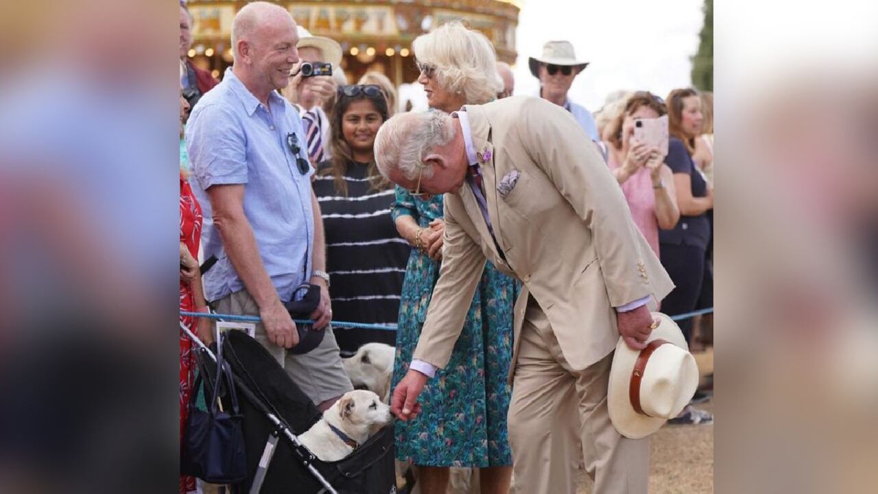Mario Hernández revela foto de Carlos III luciendo uno de sus sombreros.