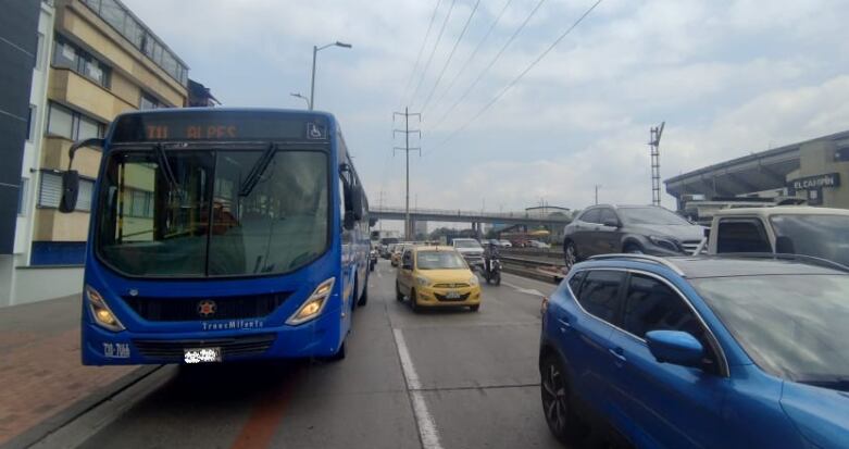 El bus del SITP se varó sobre la calzada.