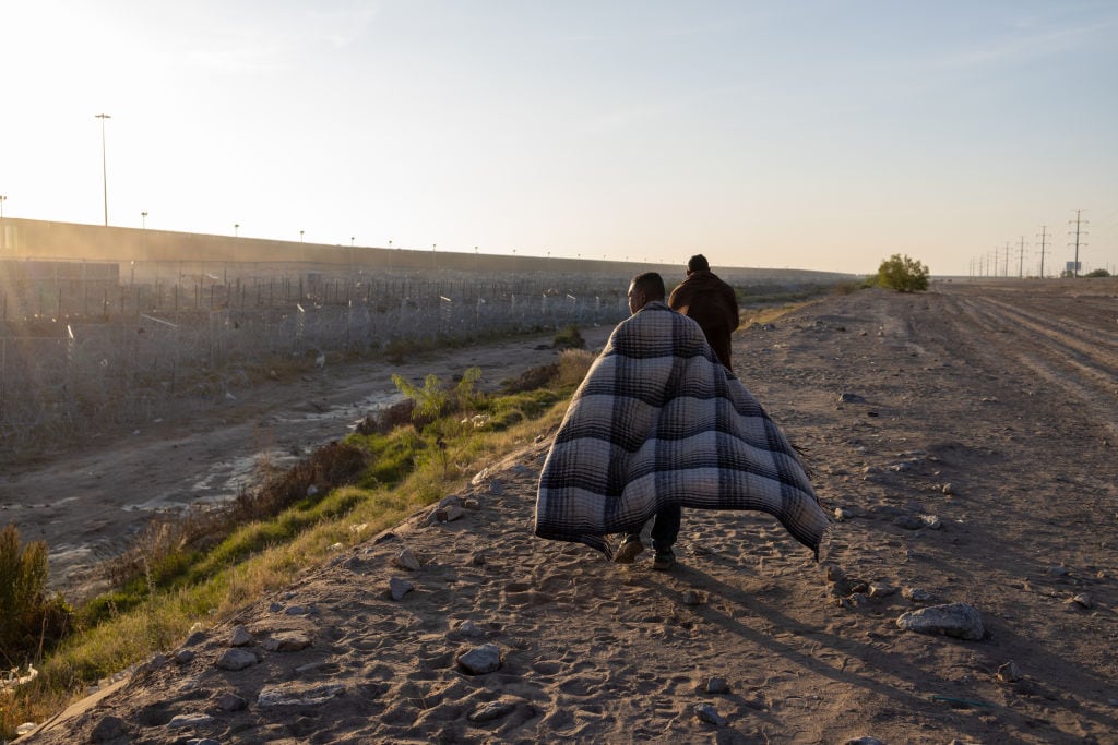 La Guardia Nacional de Texas lleva a cabo una operación utilizando armas no letales, específicamente una pistola de gas pimienta, para dispersar a los migrantes que mantienen un campamento dentro del Río Grande, en la frontera entre México y Estados Unidos, en Ciudad Juárez, México, el 20 de abril de 2024. (Foto de David Peinado/Anadolu vía Getty Images)