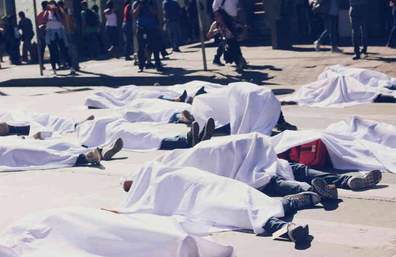 Acción simbólica #PareLaGuerra en Medellín. Foto: Andrea Osorio H.