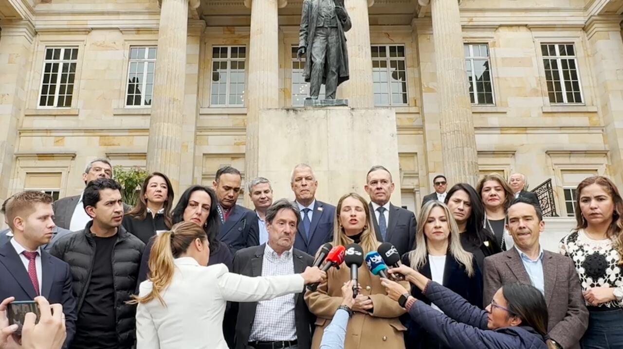La precandidata presidencial Paloma Valencia hablando tras convocar a todos los colombianos a una marcha de silencio este domingo 15 de junio a las 9:00 a. m., desde el Parque Nacional hasta la Plaza de Bolívar, en Bogotá