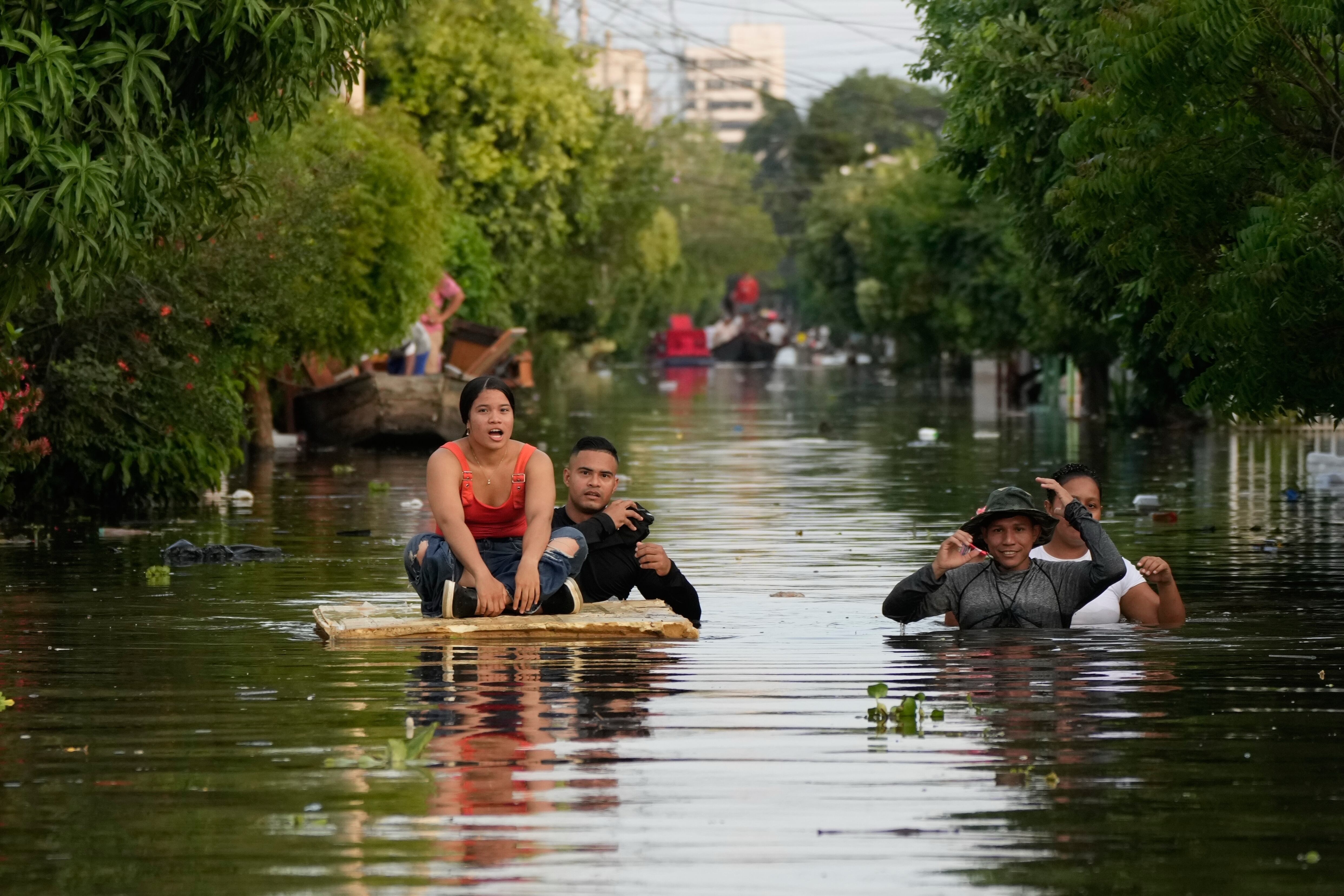 Residentes intentan recuperar sus pertenencias de sus casas inundadas luego de que la lluvia provocara el desbordamiento del río Sinú, el lunes 9 de febrero de 2026, en Montería, Colombia. (AP Foto/Fernando Vergara)