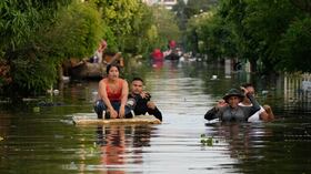 Residentes intentan recuperar sus pertenencias de sus casas inundadas luego de que la lluvia provocara el desbordamiento del río Sinú, el lunes 9 de febrero de 2026, en Montería, Colombia. (AP Foto/Fernando Vergara)