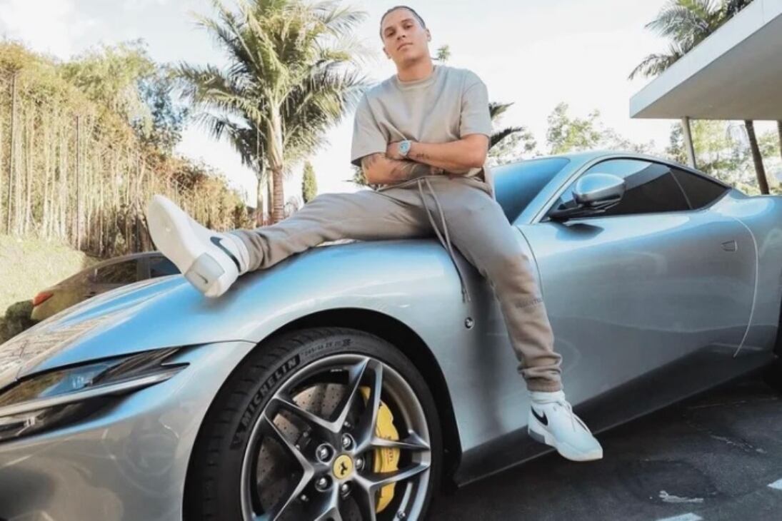 Juan Fernando Quintero, sentado sobre su vehículo Ferrari Portofino.