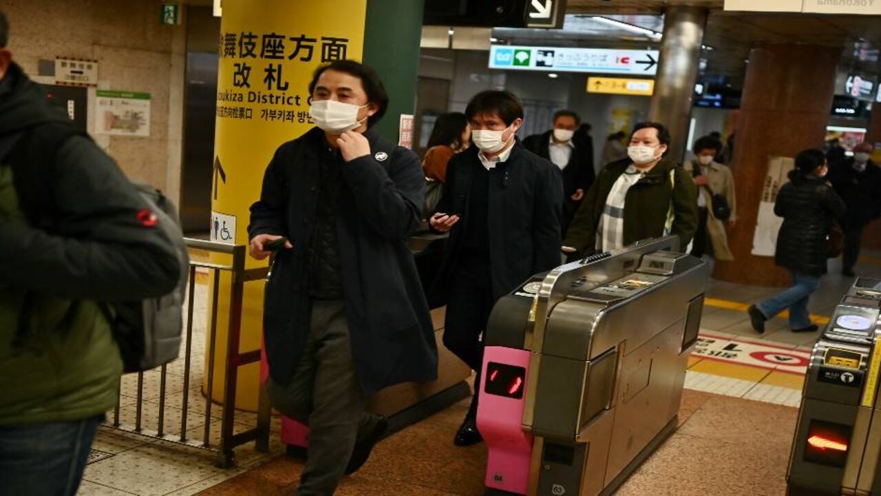 Unos pasajeros esperan el tren la zona de Ginza, en Tokio, el 17 de febrero de 2020. Foto: AFP.