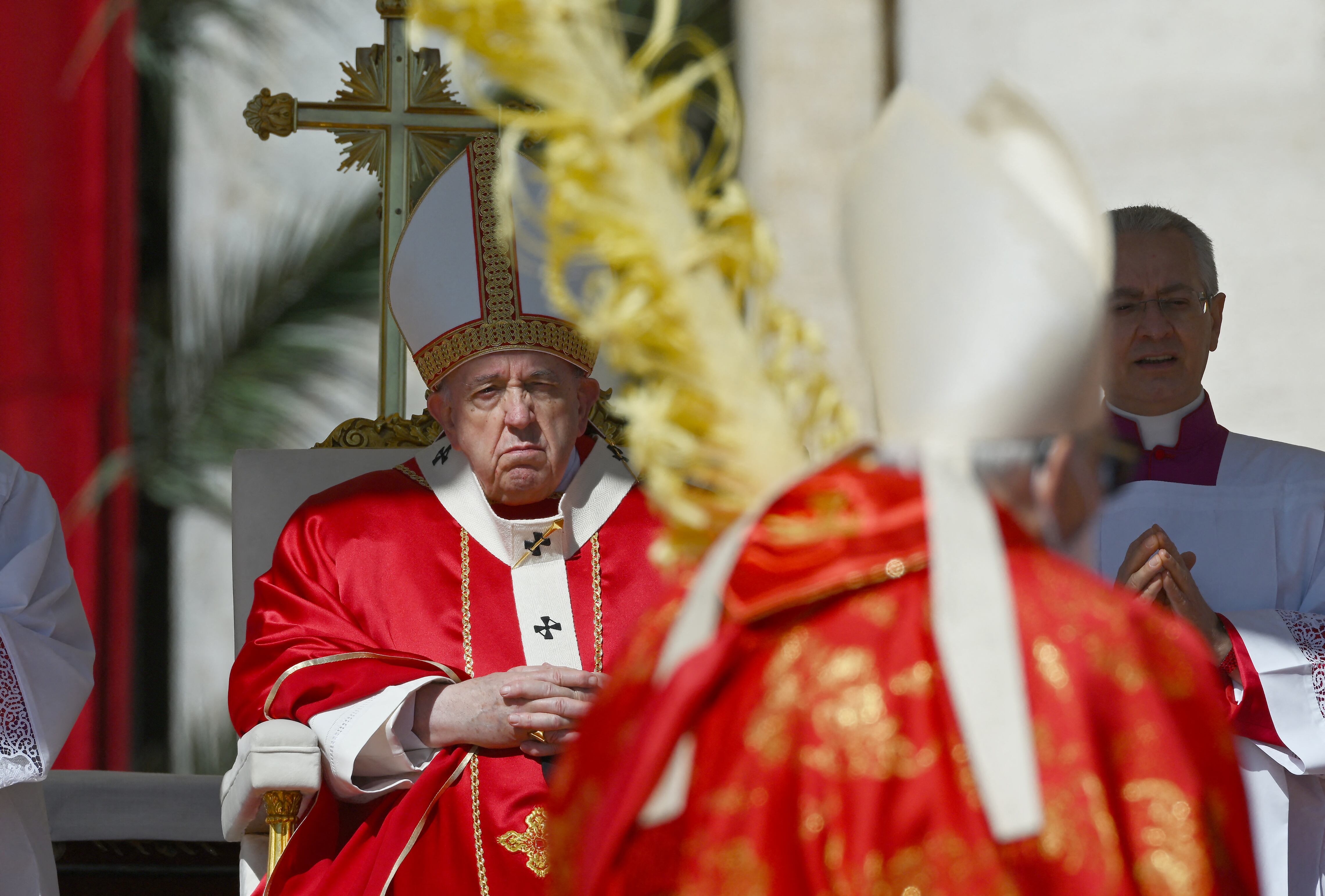 El Papa Francisco (L) dirige la misa del Domingo de Ramos, en St. Plaza de San Pedro en el Vaticano el 10 de abril de 2022 - El Domingo de Ramos es el último domingo de Cuaresma, el comienzo de la Semana Santa, y conmemora la llegada triunfal de Jesucristo a Jerusalén, días antes de ser crucificado. (Foto de Filippo MONTEFORTE / AFP)