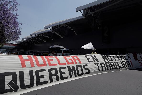 Los más de 200 empleados de Notimex iniciaron la protesta bajo el argumento de que algunos miembros habían sido despedidos injustamente o acosados por Sanjuana Martínez, quien fue nombrada por López Obrador para dirigir la agencia en 2019, poco después de que él asumiera como presidente.
