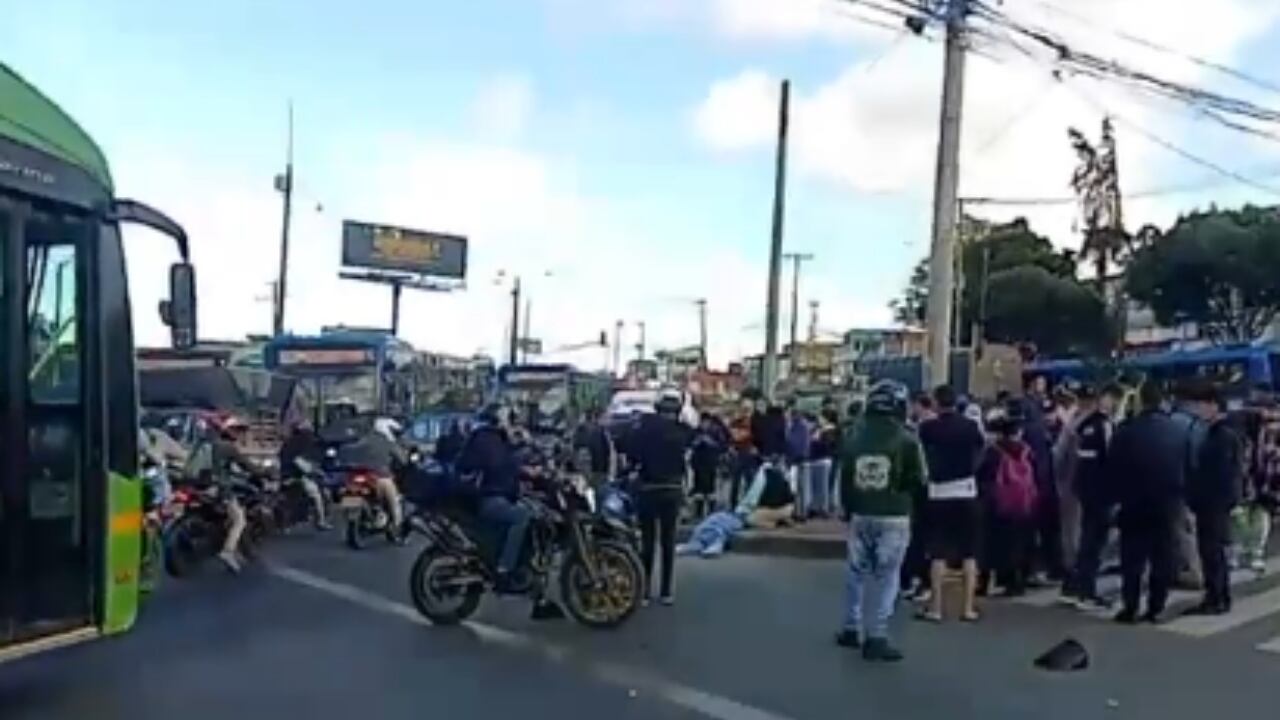 Testigos atienden al peatón que lamentablemente murió en el sector.