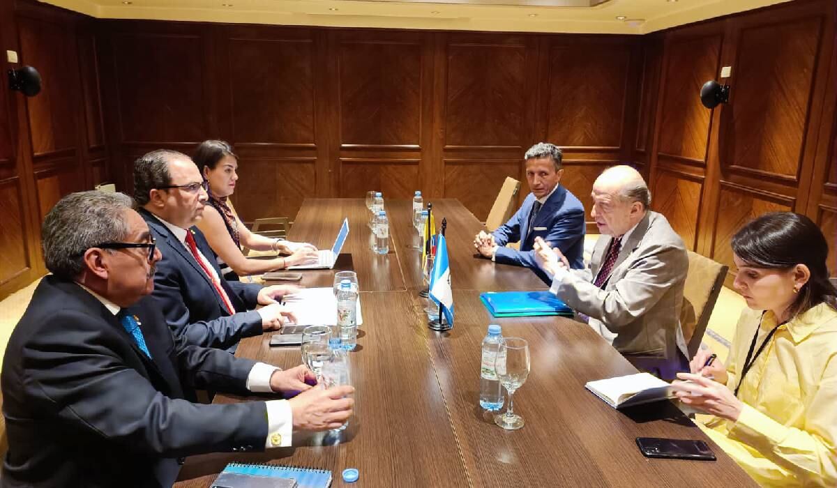 el fiscal guatemalteco Rafael Curruchiche --sancionado por Estados Unidos por obstruir casos de corrupción-- acusó al ministro Velásquez de hacer parte de una trama corrupta tejida por la constructora brasileña Odebrecth cuando éste formaba parte de la Comisión Internacional Contra la Impunidad en Guatemala.