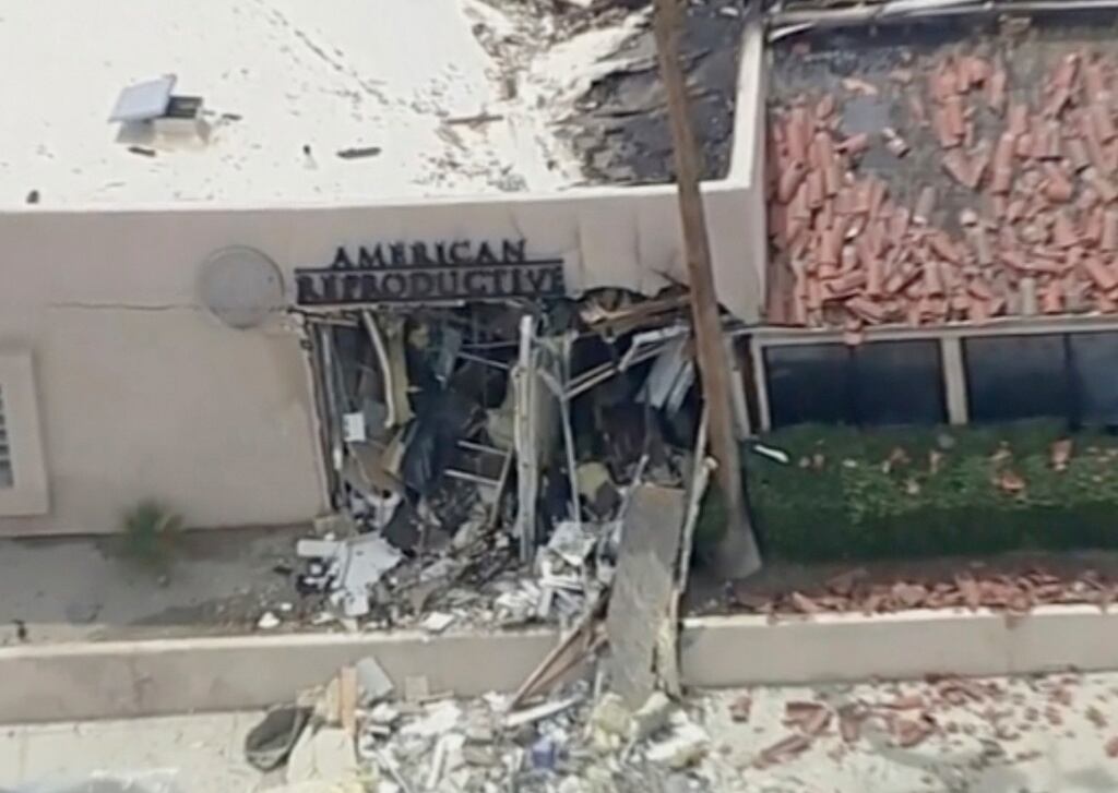 Escombros cubren el suelo tras una explosión el sábado 17 de mayo de 2025 en Palm Springs, California (ABC7 Los Ángeles vía AP).