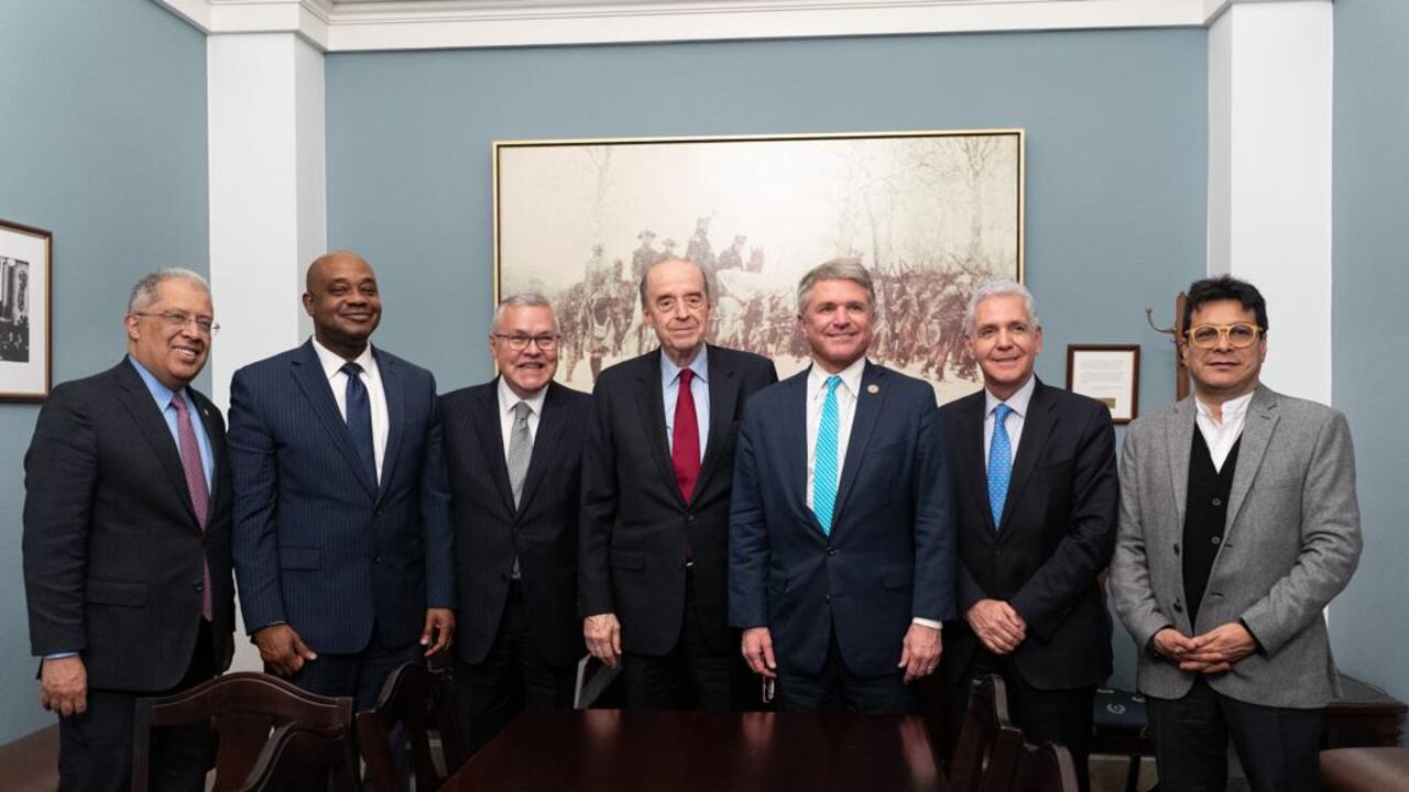 Miembros del gobierno colombiano se reunieron con el congresista estadounidense Michael McCaul.