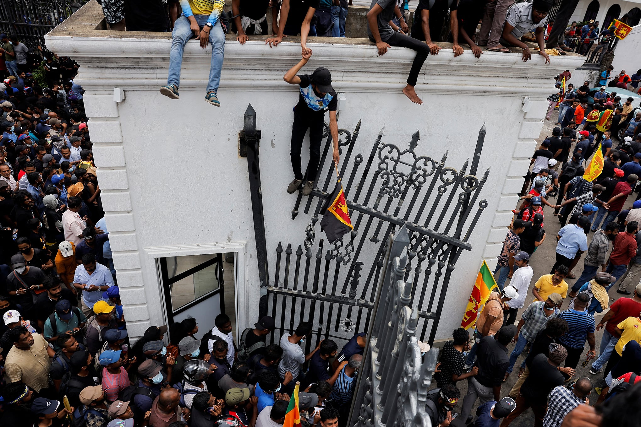 En imágenes : Manifestantes de Sri Lanka ocupan residencias de presidente y primer ministro