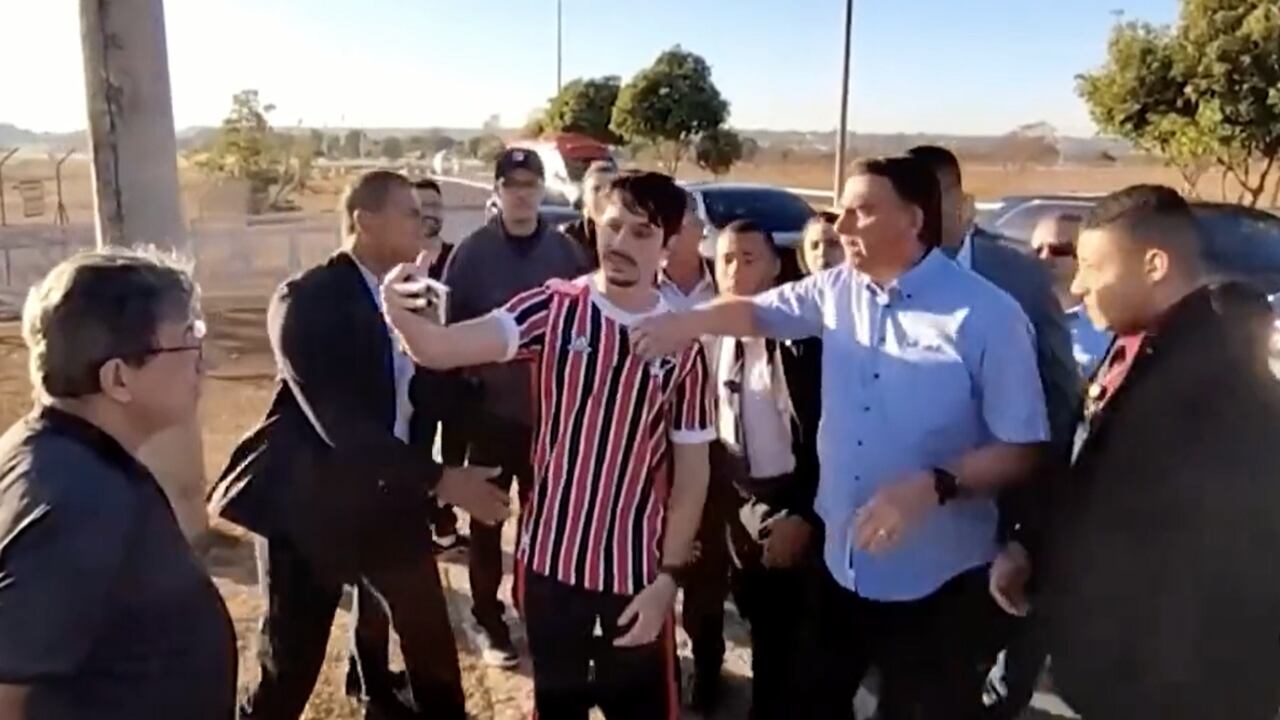 Jair Bolsonaro intentó quitarle el celular a un youtuber contradictor