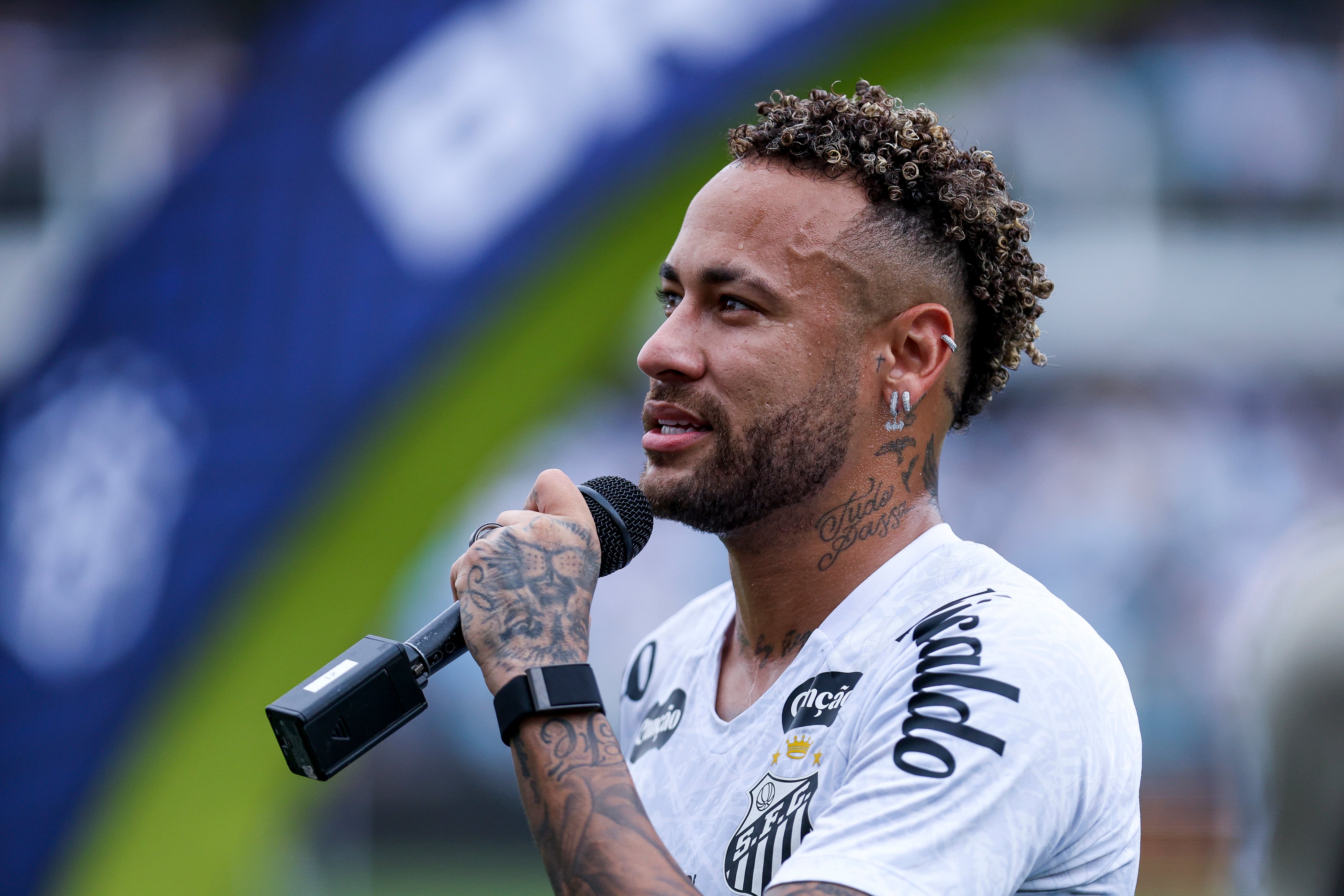 SANTOS, BRAZIL - DECEMBER 7: Neymar Junior of Santos talks with their fans before the Brasileirao 2025 match between Santos and Cruzeiro at Urbano Caldeira Stadium (Vila Belmiro) on December 7, 2025 in Santos, Brazil. (Photo by Ricardo Moreira/Getty Images)
