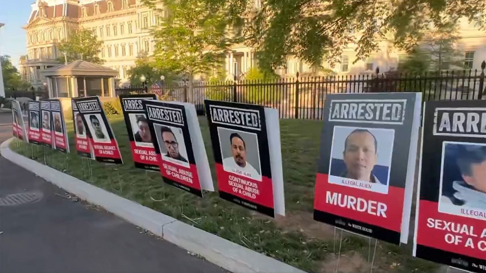 Carteles en el jardín de la Casa Blanca destacan crímenes atribuidos a inmigrantes ilegales
