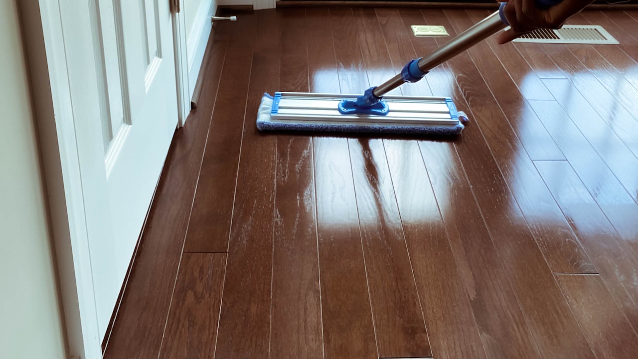 Obtener un piso brillante requiere tiempo y esfuerzo.