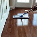 Obtener un piso brillante requiere tiempo y esfuerzo.