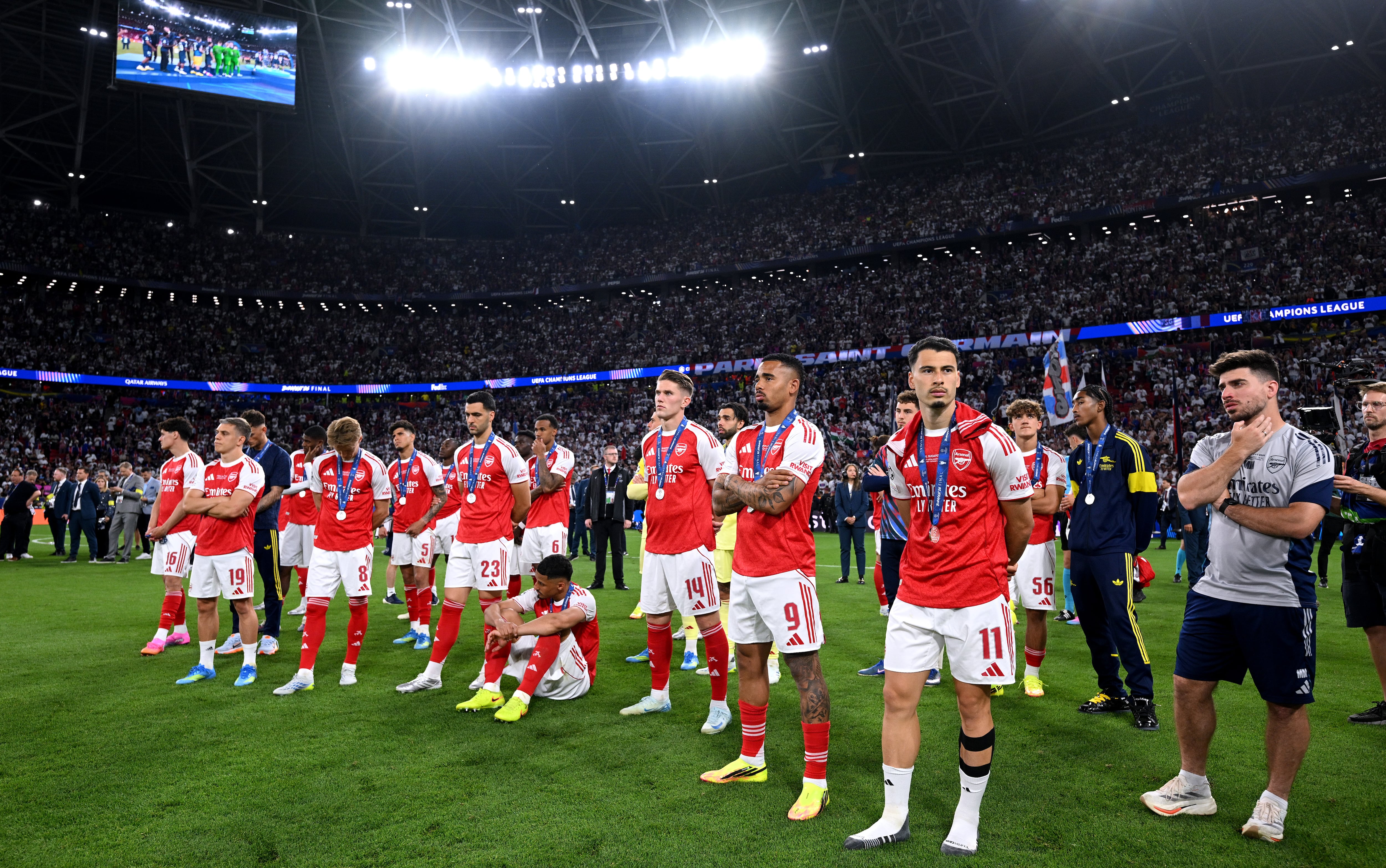 Jugadores del Arsenal viendo la celebración del PSG