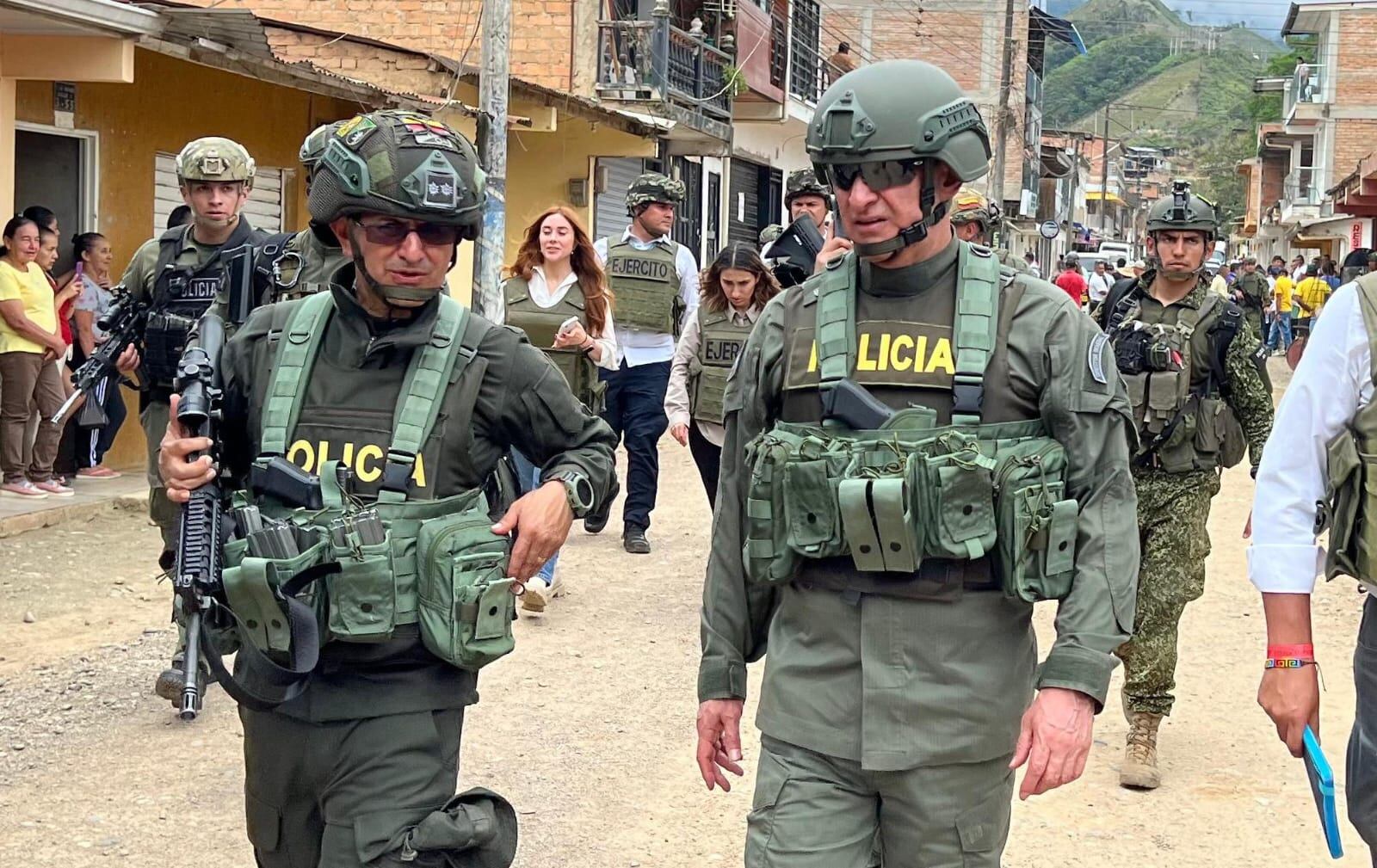 Policía Nacional, Fuerzas Militares y representantes del Gobierno caminaron por las calles de El Plateado, en el Cauca.