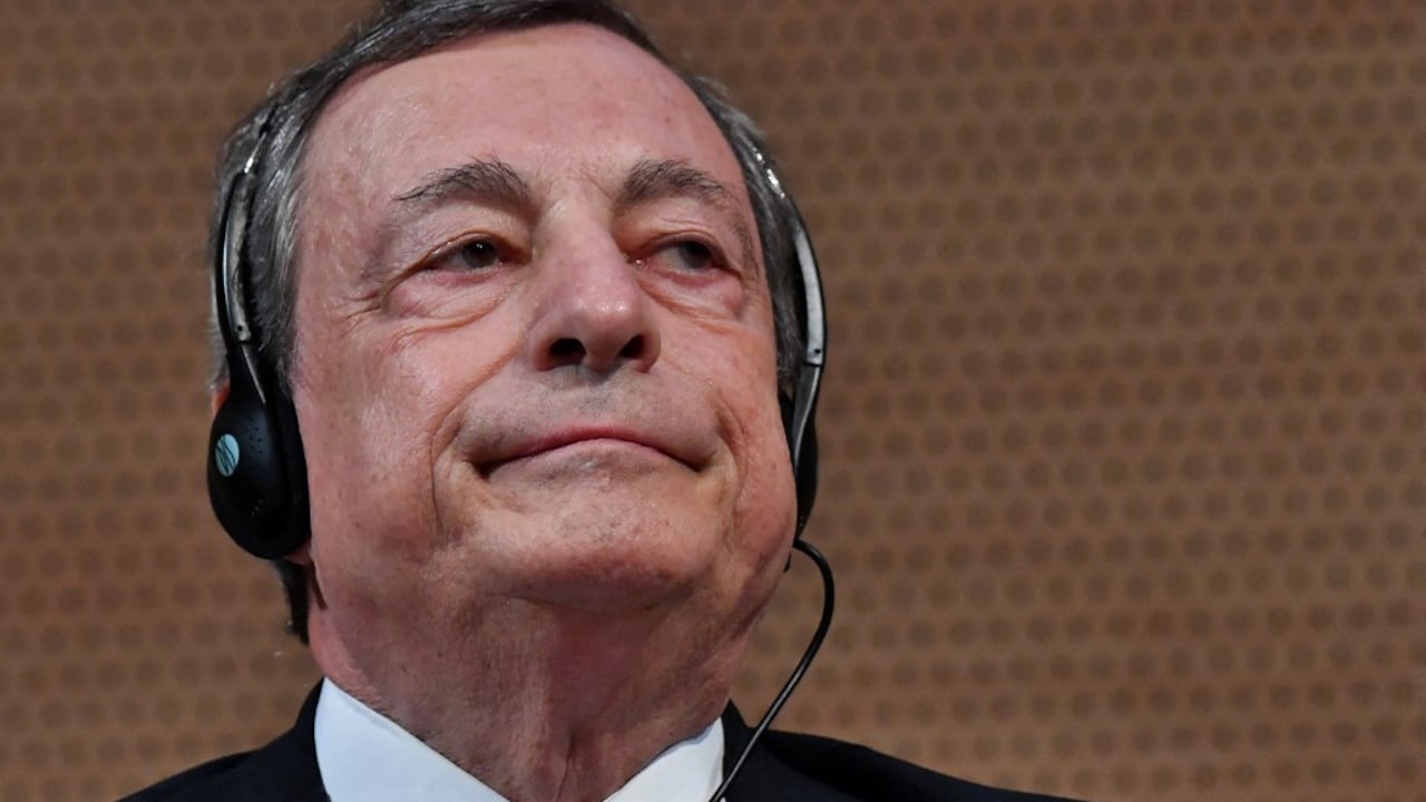 El primer ministro italiano, Mario Draghi, asiste a la inauguración del Business Forum en el Centro Internacional de Conferencias (CIC) en Argel el 18 de julio de 2022 (Foto por AFP)