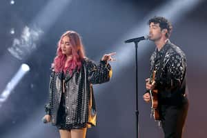 Ela Taubert y Joe Jonas se presentaron el los Latin Grammy 2024.