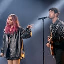 Ela Taubert y Joe Jonas se presentaron el los Latin Grammy 2024.