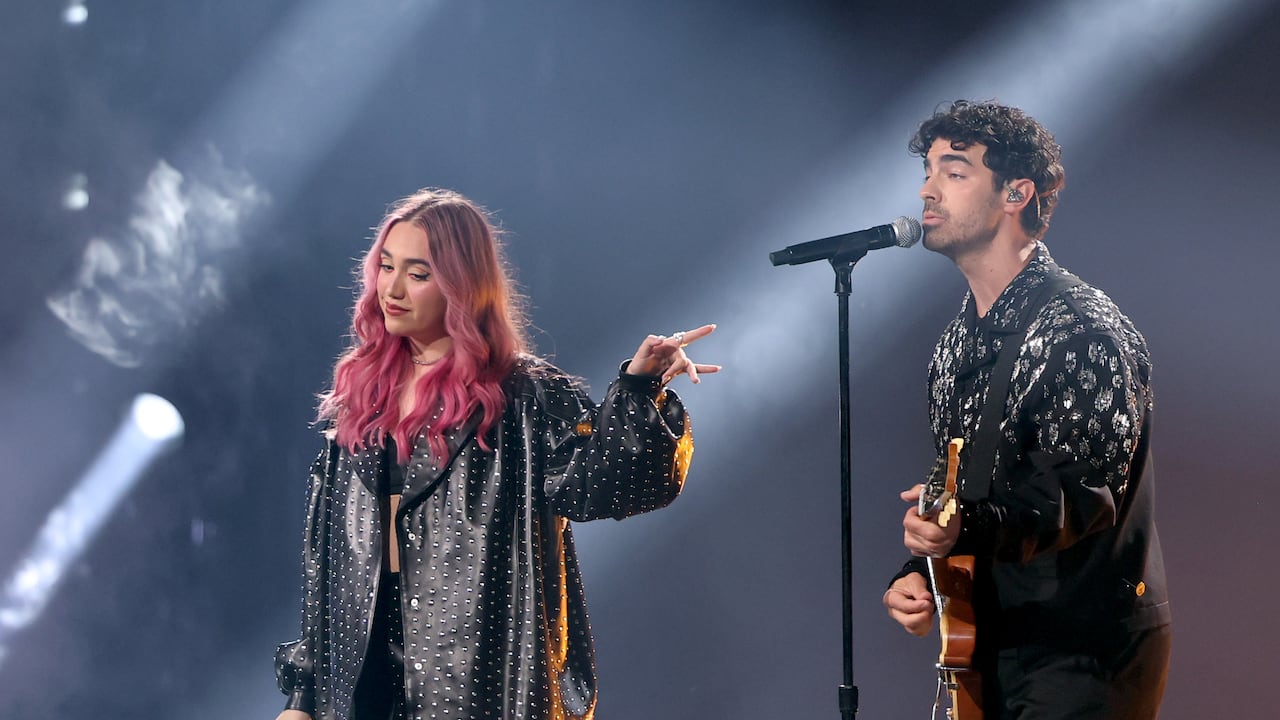 Ela Taubert y Joe Jonas se presentaron el los Latin Grammy 2024.