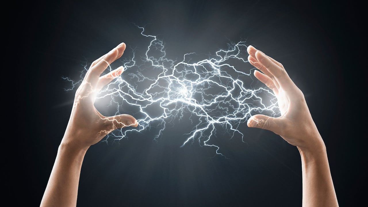 Los pequeños “corrientazos” aparecen cuando el cuerpo intenta recuperar su equilibrio eléctrico.