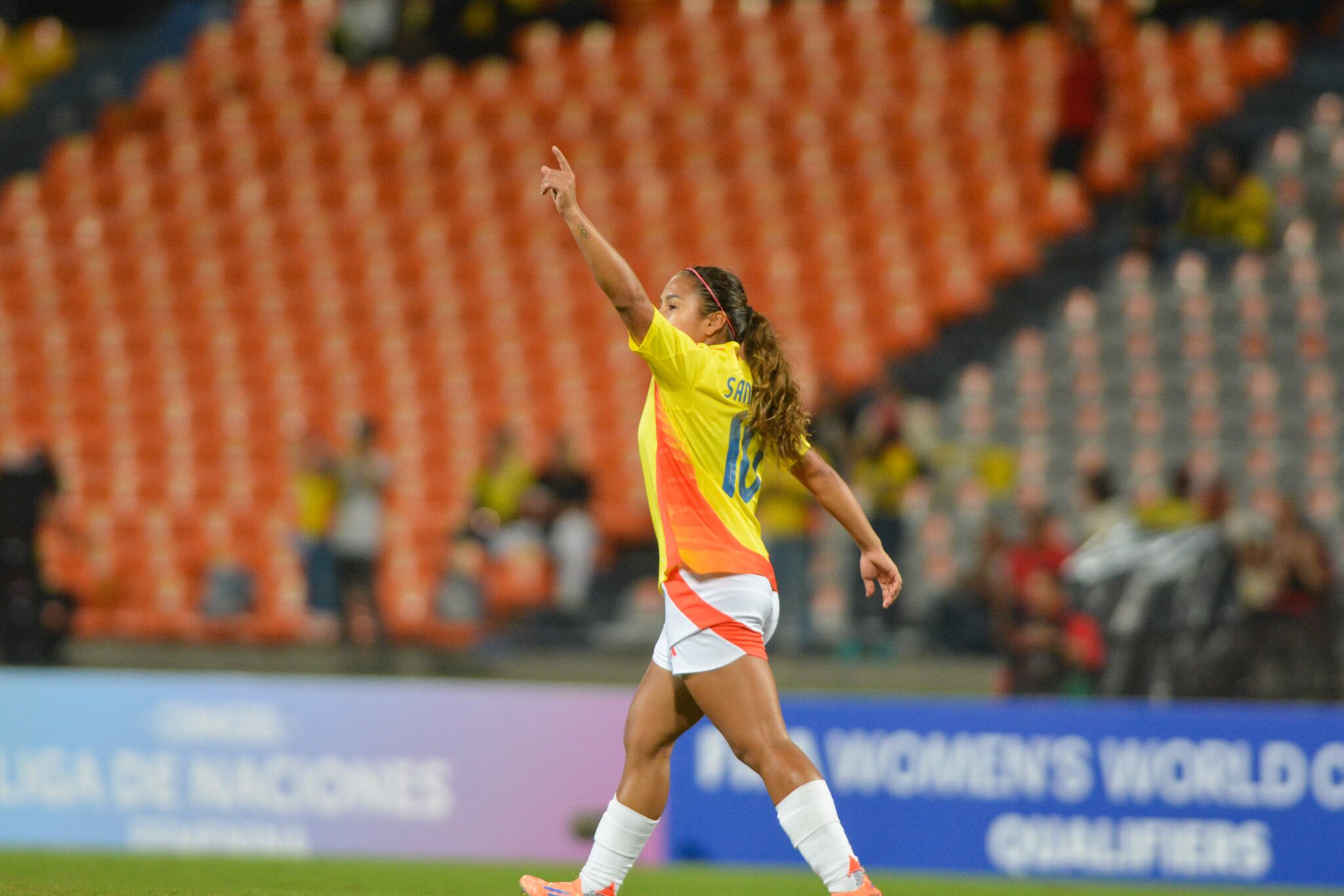 Imagen de partido entre Colombia y Perú por la fecha 1 de la Liga de Naciones Femenina.