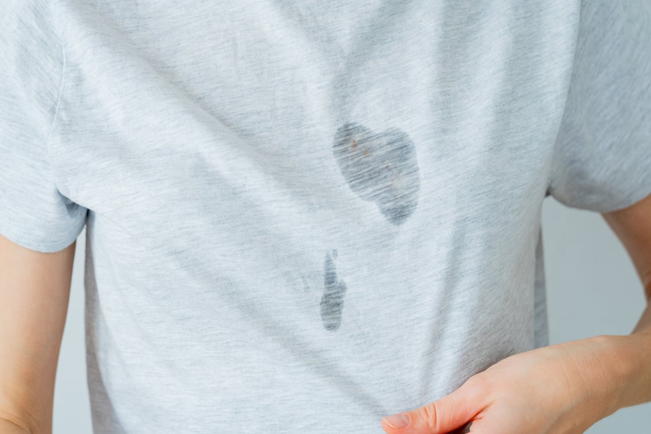 La industria de la limpieza ha respondido a la demanda, ofreciendo una variedad de productos diseñados específicamente para abordar el desafío de las manchas de aceite seco en la ropa.