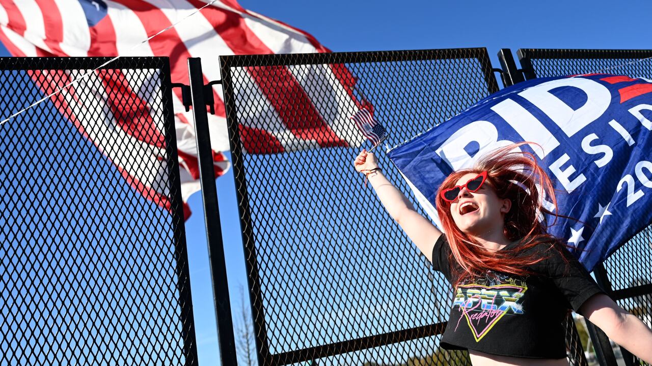 Los partidarios del presidente electo Joe Biden celebran su victoria en Wilmington, Delaware, el 7 de noviembre de 2020. - El demócrata Joe Biden ganó la Casa Blanca, dijeron medios estadounidenses el 7 de noviembre, derrotando a Donald Trump y poniendo fin a una presidencia que convulsionó la política estadounidense, conmocionó a la mundo y dejó a Estados Unidos más dividido que en cualquier otro momento en décadas. (Foto de Jim WATSON / AFP)