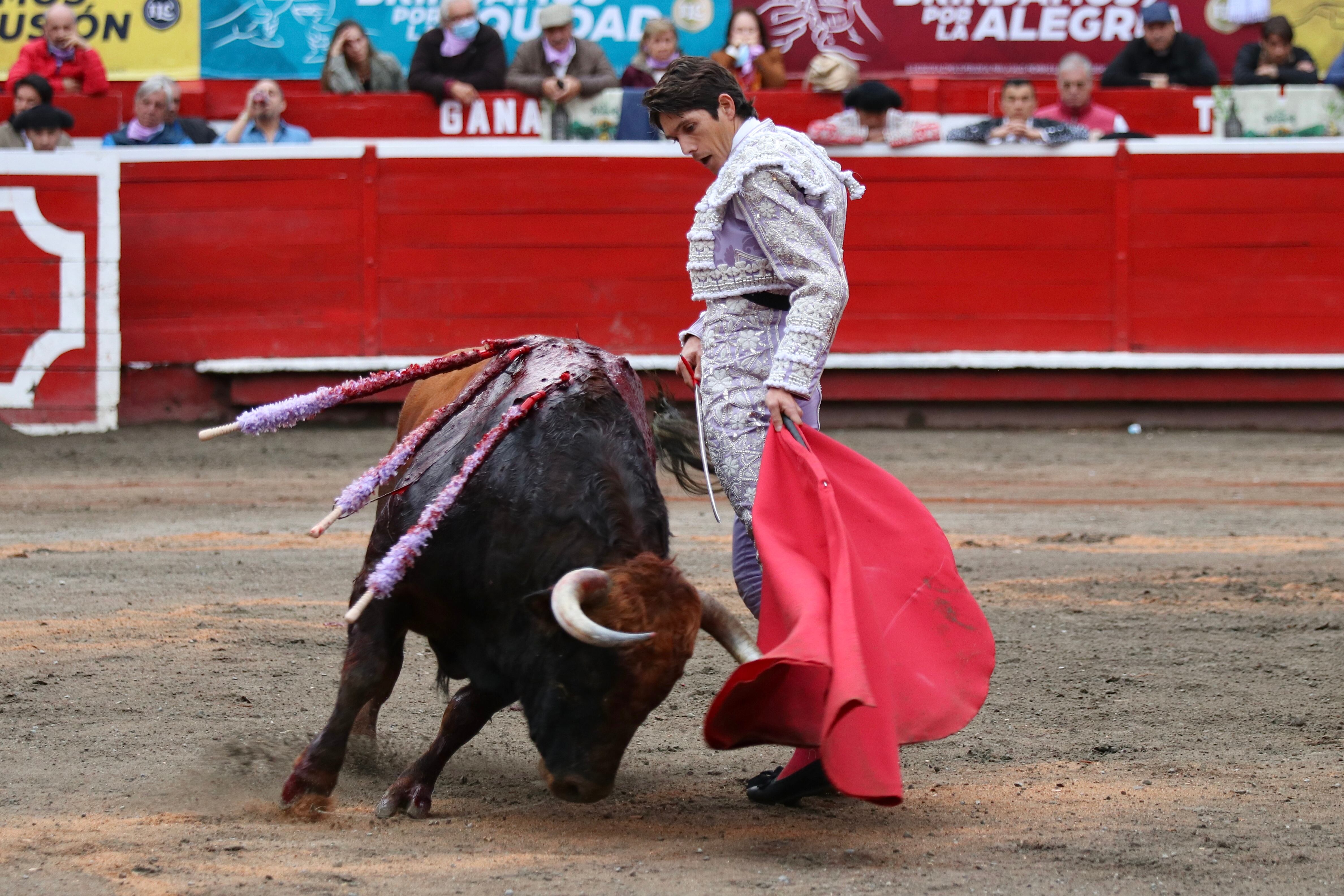 Sebastián Castella, ejecutando un remate por bajo, conocido como el pase del desdén, al toro Arabesco, de las Ventas del Espíritu Santo, en su reaparición en Manizales, tras tres años de estar retirado de los ruedos.