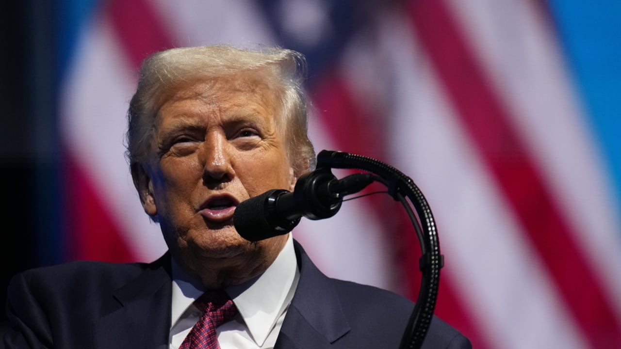 El presidente Donald Trump se dirige al Foro Empresarial Estadounidense de Miami, en el Centro Kaseya, el miércoles 5 de noviembre de 2025, en Miami. (Foto AP/Jacquelyn Martin)