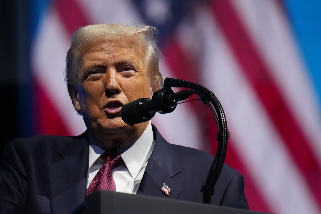 El presidente Donald Trump se dirige al Foro Empresarial Estadounidense de Miami, en el Centro Kaseya, el miércoles 5 de noviembre de 2025, en Miami. (Foto AP/Jacquelyn Martin)