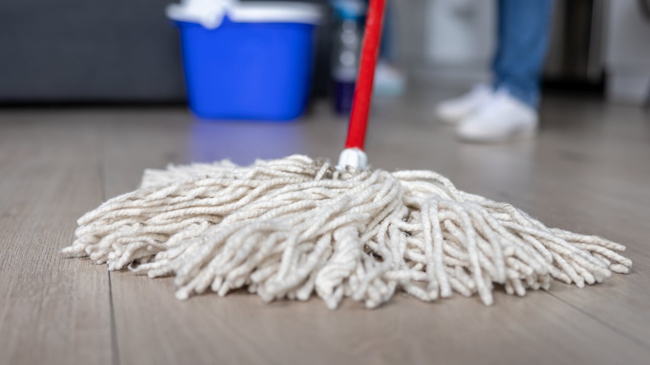 Dígale adiós a la suciedad y el mal olor con este efectivo consejo para su trapero.