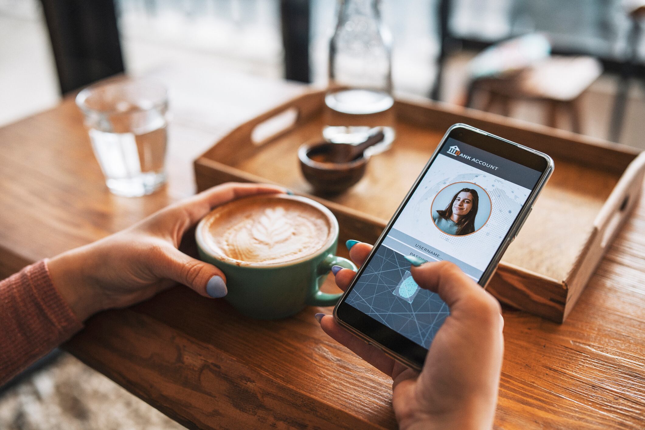 Los smartphones cuentan con un sistema que desbloquea el equipo con la huella dactilar del usuario.