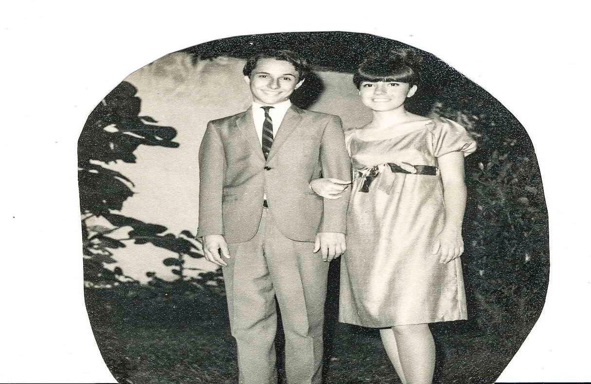 En la celebración de los 25 años del matrimonio de sus padres, al lado de Rosario. Tenía entre 16 y 17 años.