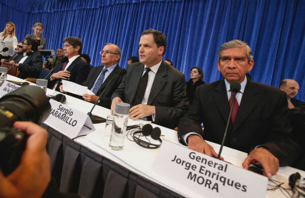 En la mesa Humberto de la Calle, Sergio Jaramillo y el General (R) Jorge Enrique Mora, este jueves en Oslo. Las autoridades noruegas anunciaron la constitución de la mesa de diálogo para la paz entre el Gobierno colombiano y las FARC, que luego se trasladará a La Habana, en Cuba.