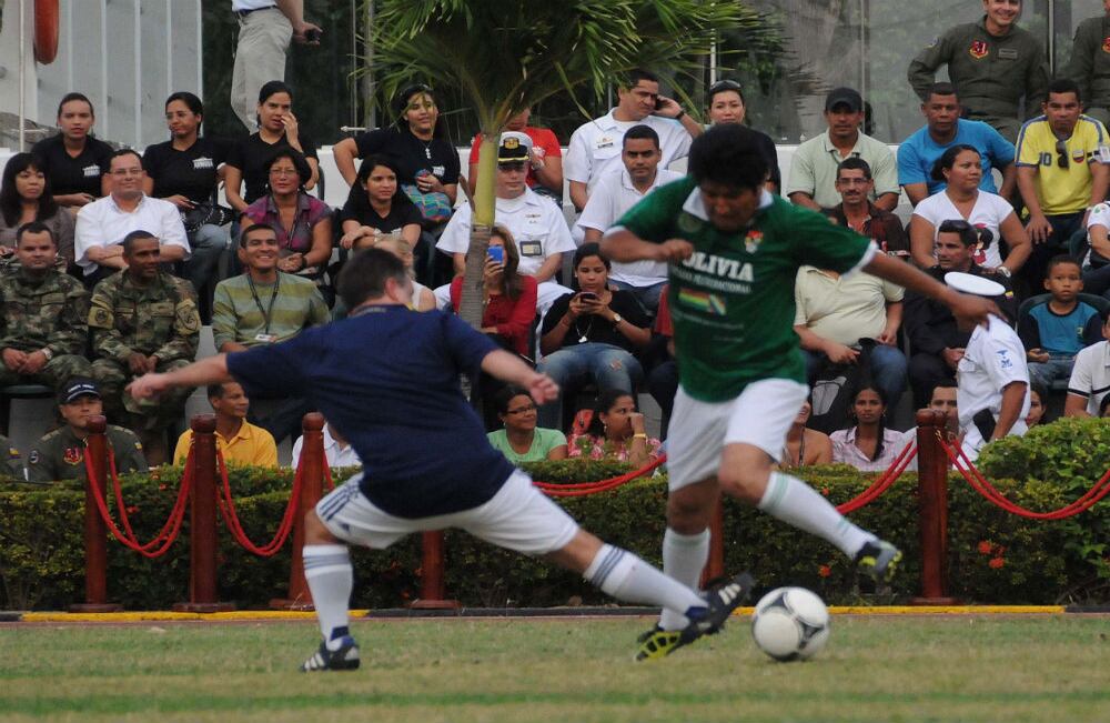 Morales, una nueva gambeta ante el colombiano Santamaría.