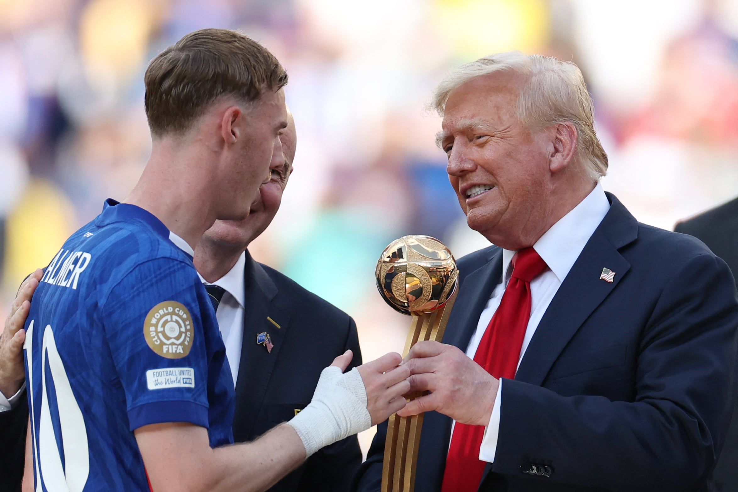 Donald Trump haciendo entrega del trofeo y los premios del Mundial de Clubes 2025.