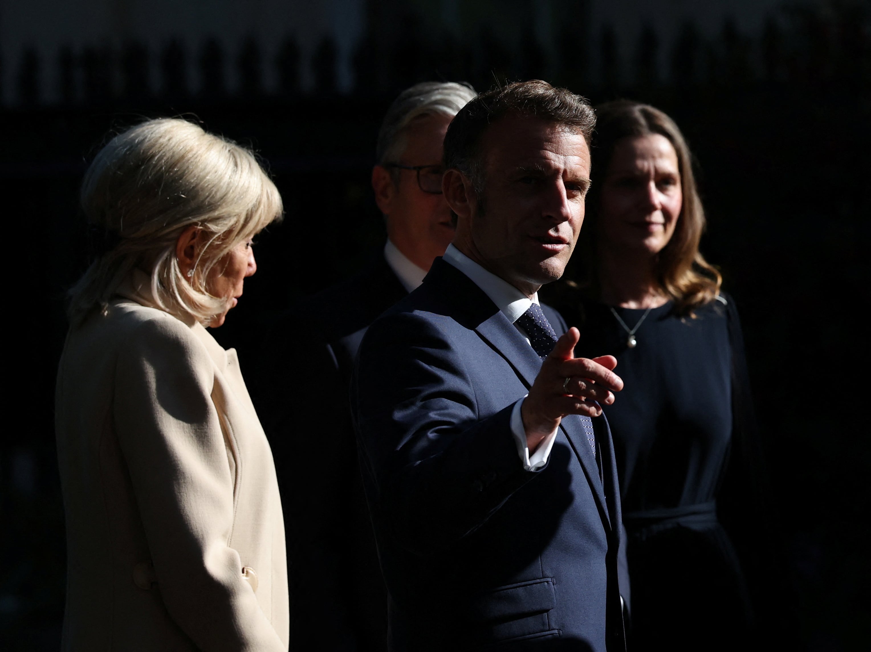 LONDRES, INGLATERRA - 8 DE JULIO: El presidente francés, Emmanuel Macron (2.º por la izq.) y su esposa, Brigitte Macron (izq.), se reúnen con el primer ministro británico, Keir Starmer, y su esposa, Victoria Starmer