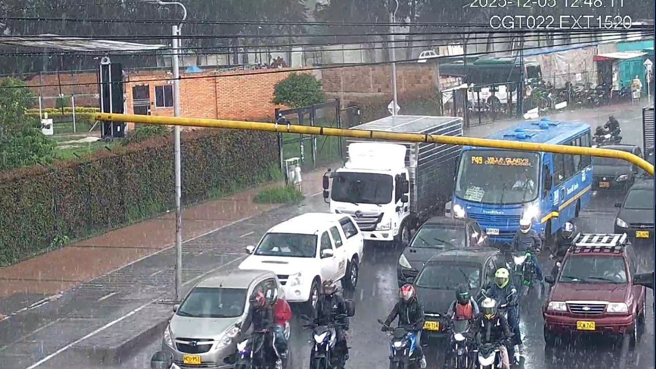 El tráfico en Bogotá en medio de un aguacero, este viernes 5 de diciembre.