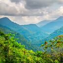 Algo que caracteriza el recorrido es la oportunidad de ver y presenciar paisajes únicos: amaneceres, cascadas, bosque tropical conservado, poblados de koguis y wiwas, y espectaculares vistas panorámicas de la Sierra Nevada de Santa Marta. Por estos elementos y por su riqueza arqueológica, la sierra fue declarada Reserva de la Biosfera desde 1979 por la Unesco.