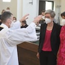 El vicario Wolfgang Rothe, izquierda, bendice a la pareja Christine Walter, centro, y Almut Muenster, derecha, durante un servicio católico con la bendición de parejas del mismo sexo en la iglesia de San Benito en Munich. (Felix Hoerhager / dpa vía AP)