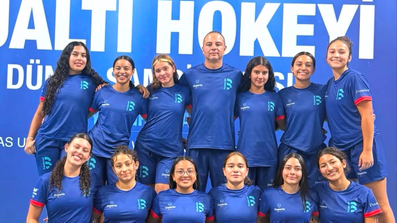 Las doce deportistas antioqueñas, junto a su entrenador Fredy Miranda, conquistaron la medalla de oro para Colombia en hockey subacuático.