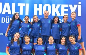 Las doce deportistas antioqueñas, junto a su entrenador Fredy Miranda, conquistaron la medalla de oro para Colombia en hockey subacuático.