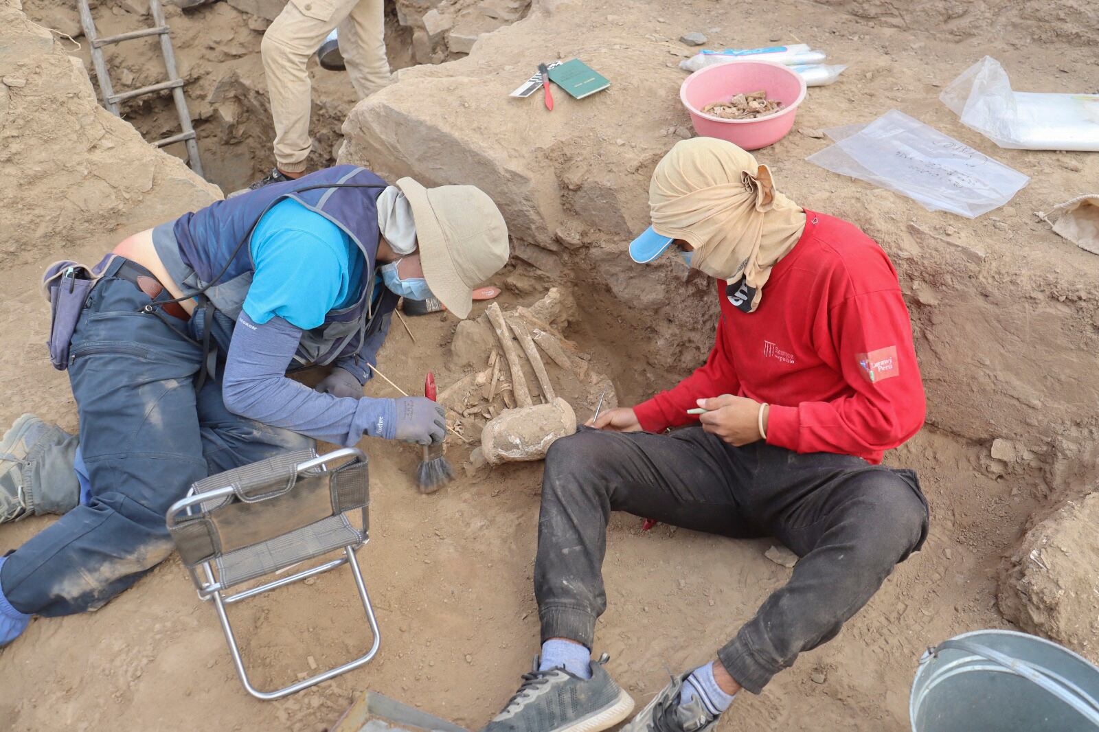 Un equipo de arqueólogos peruanos y japoneses descubrió en el norte de Perú un sitio arqueológico prehispánico dedicado al culto a los antepasados, con cámaras funerarias subterráneas y restos humanos con ofrendas cerámicas.
