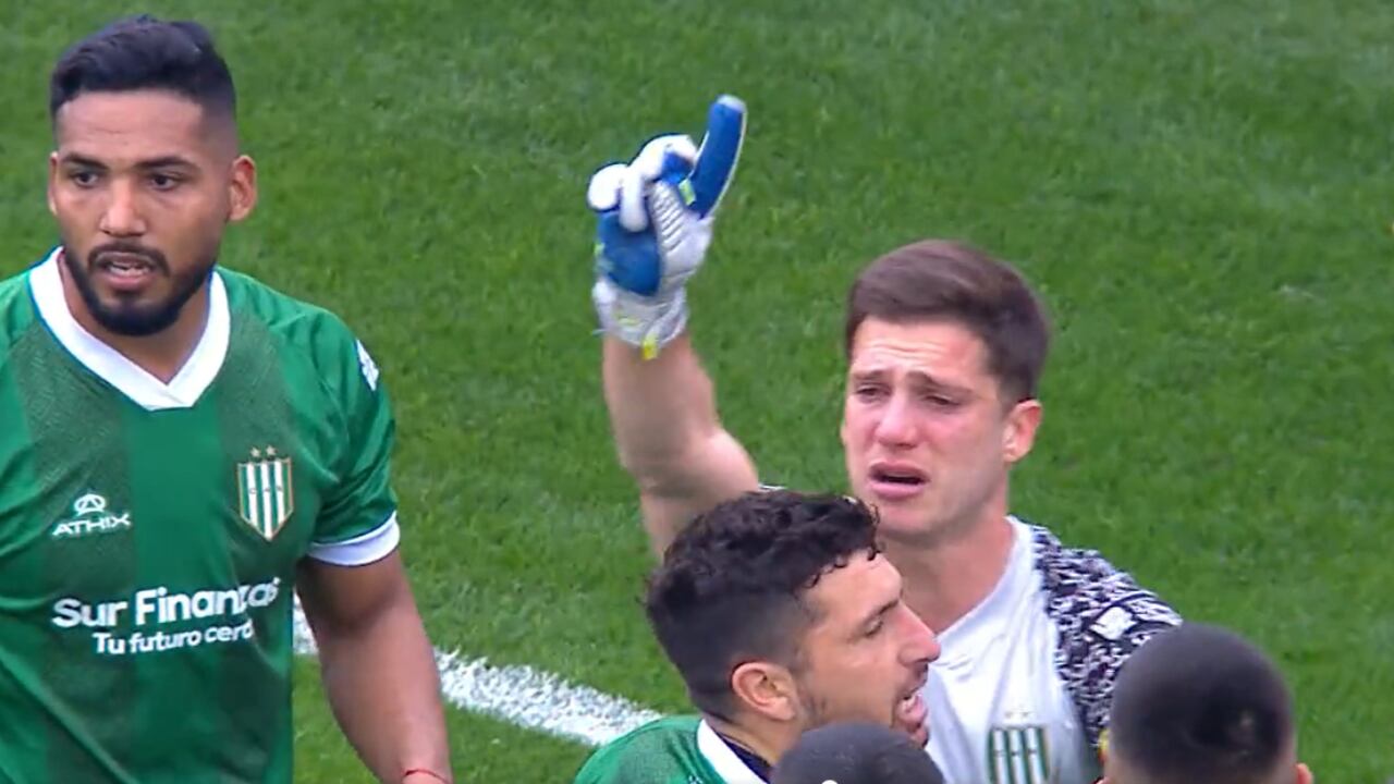 Facundo Cambeses pide desesperadamente que no lo retiren de la cancha tras sufrir un fuerte golpe